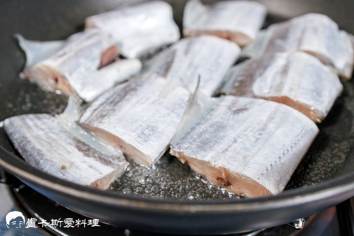 香煎白帶魚作法不破皮不油爆 間單料理酥脆又鹹香超下飯乾煎白帶魚料理